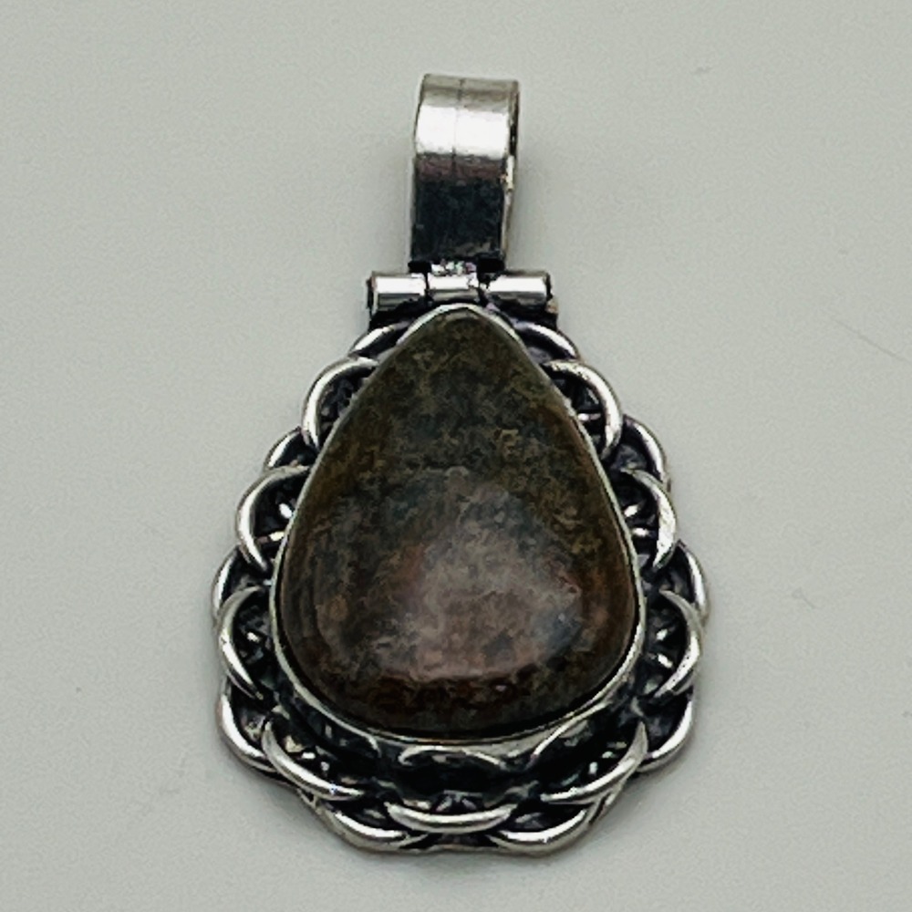 Brown‎ Pear Shape Stone Pendant Silver Tone Scalloped Frame Artisan Necklace